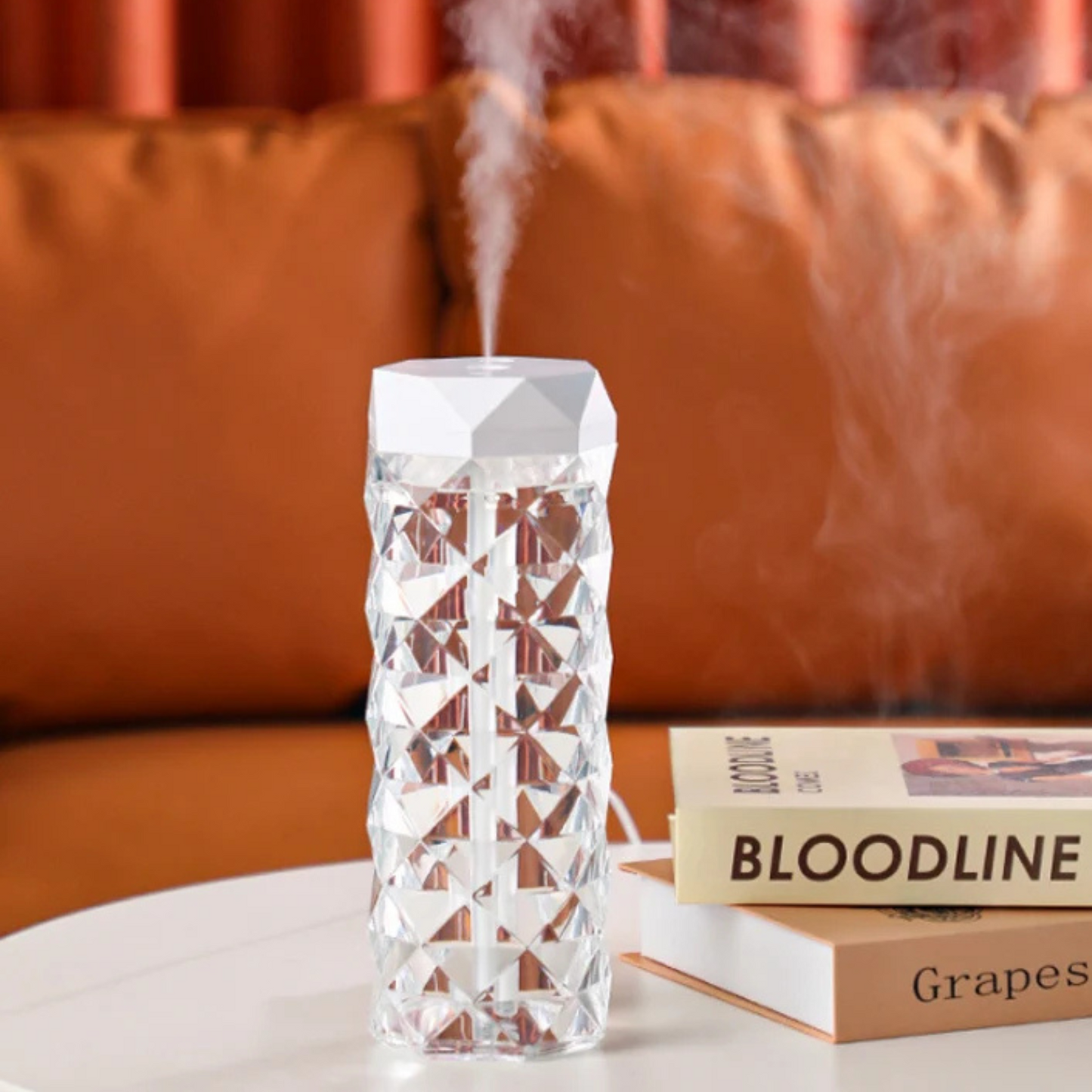 Diffuseur Auralys en fonctionnement avec brume et lumière violette dans un salon zen