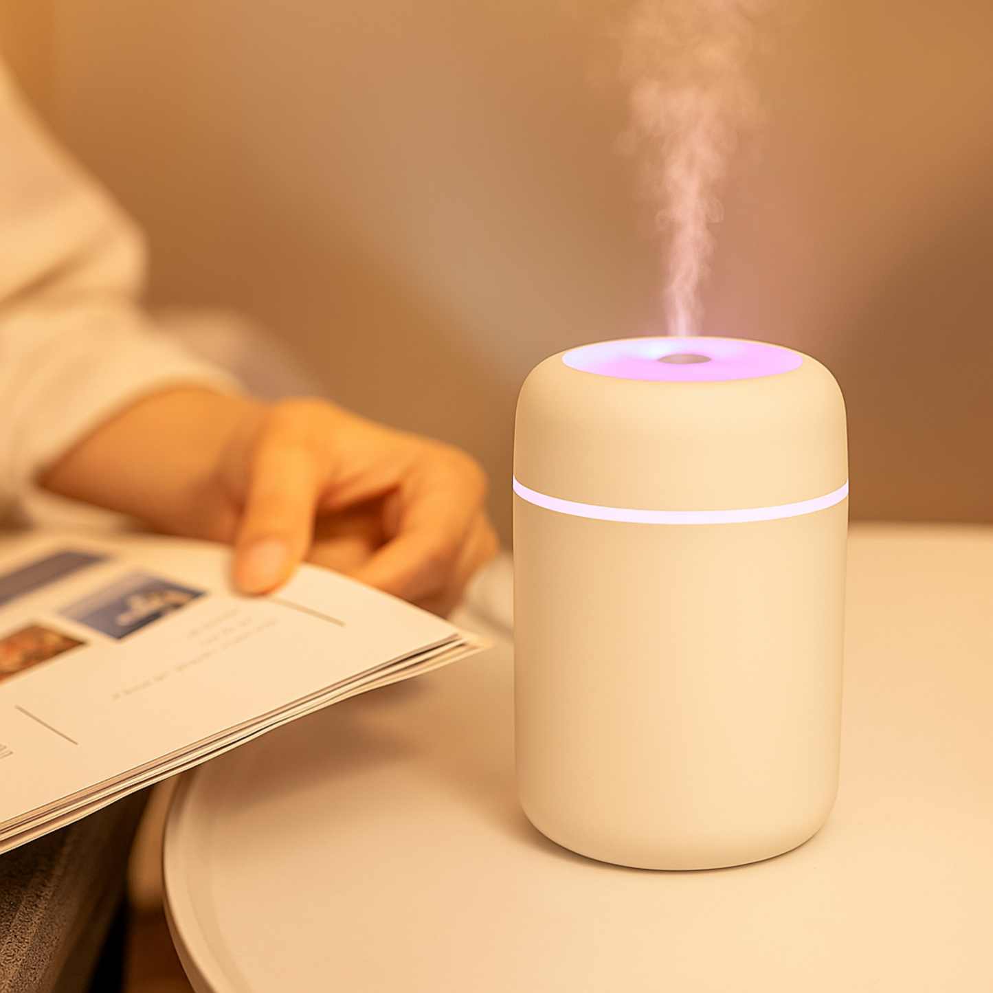 Diffuseur Lunara blanc en situation sur bureau avec LED allumée