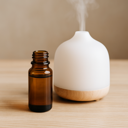 Flacon d’huile essentielle ambré avec pipette et diffuseur sur une table naturelle