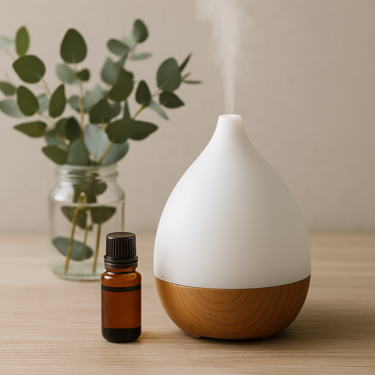 Diffuseur d’huiles essentielles allumé sur une table en bois clair, émettant une brume parfumée