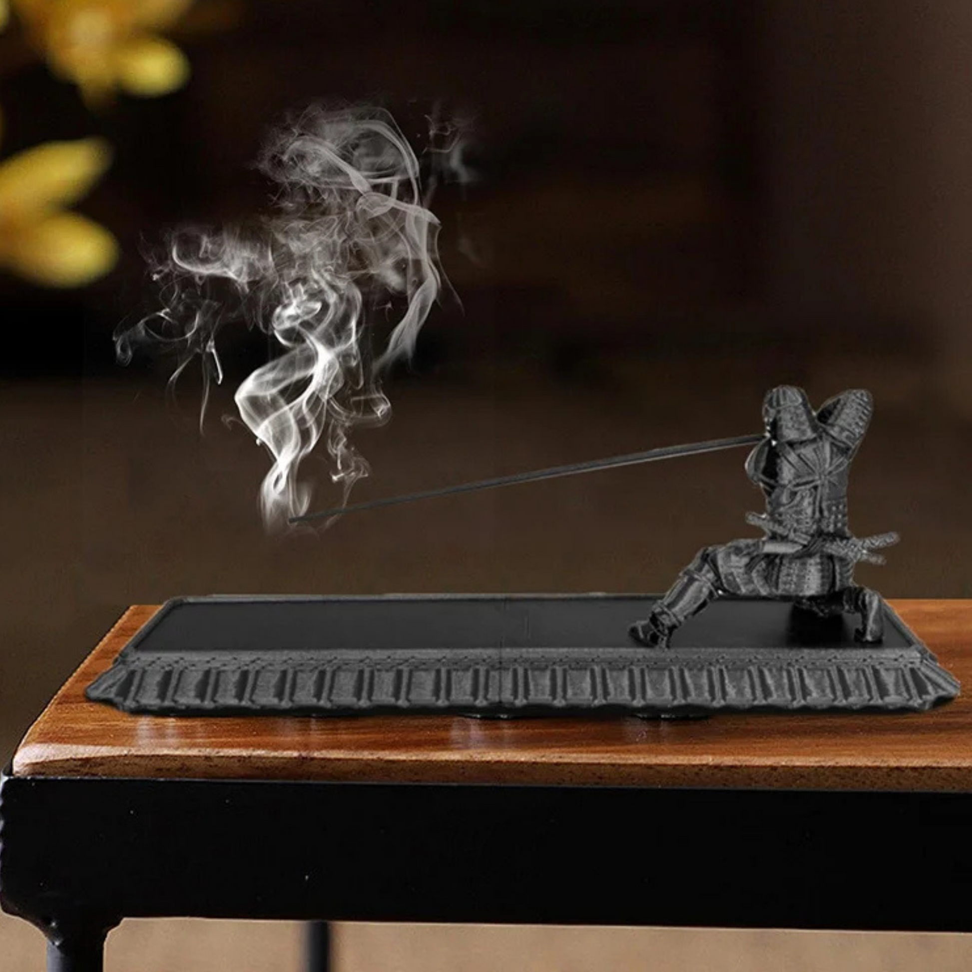Brûleur d'encens Kenzaku noir – sculpture de samouraï japonais de face