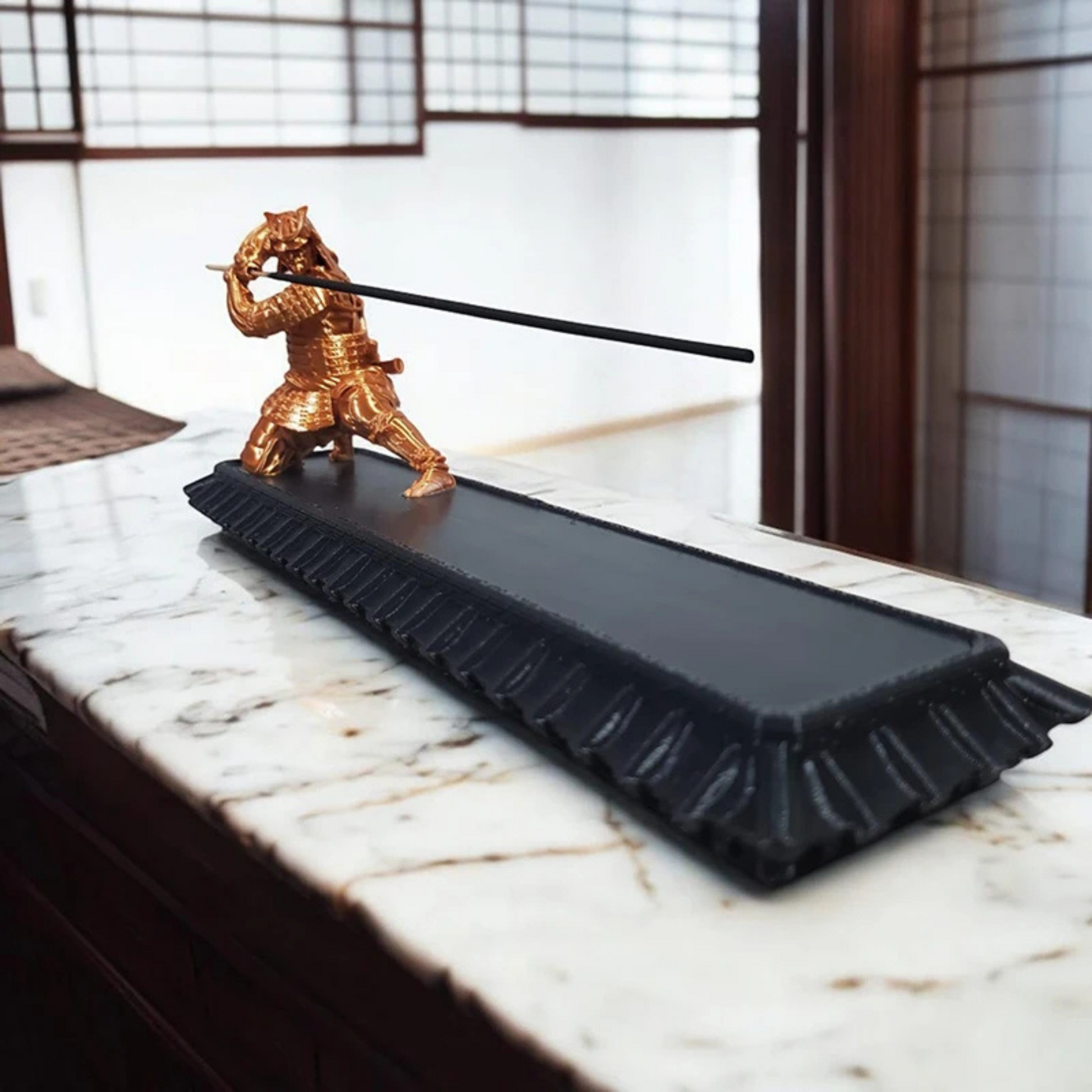 Décoration japonaise avec le brûleur Kenzaku posé sur un bureau